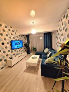un soggiorno con divano e TV di Apartament CNC Zev a Mamaia Nord - Năvodari