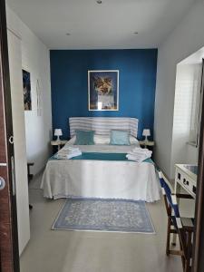 貝爾韋代雷的住宿－Naturoasi Resort，蓝色的卧室,配有一张蓝色墙壁的床