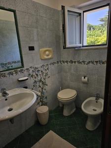 貝爾韋代雷的住宿－Naturoasi Resort，一间带水槽、卫生间和镜子的浴室