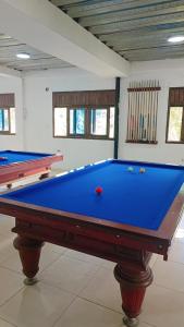 a pool table in a room with tworoups at Hotel Campestre El Refugio in Guaduas