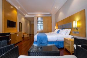 Tempat tidur dalam kamar di Three Steers Hotel