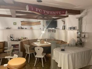 a kitchen with a table and chairs in a room at Molltaler Appartements en b&b in Stall