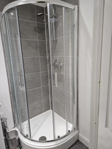 una doccia con porta in vetro in bagno di Hygis Great Home of Relaxations a Stoke on Trent