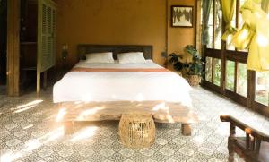 um quarto com uma cama e uma cesta no chão em Moon Garden Riverside em Thôn Kim Long (1)