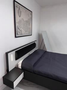 - une chambre avec un lit et une photo sur le mur dans l'établissement Cannatella's Mansion, à Palerme
