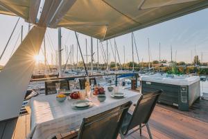 una mesa en la cubierta de un barco en Fenyves Yacht Club Superior en Balatonfenyves
