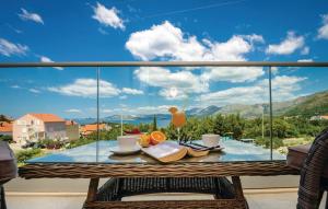 stół na balkonie z widokiem na góry w obiekcie Villa Niki 2 w mieście Cavtat