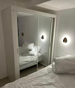 ein Schlafzimmer mit einem großen Spiegel neben einem Bett in der Unterkunft סי סייד מפוארת באילת in Eilat