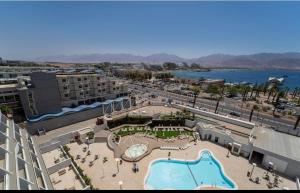 einen Luftblick auf ein Resort mit einem Pool in der Unterkunft סי סייד מפוארת באילת in Eilat