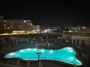 ein großer Pool in der Nacht mit in der Unterkunft סי סייד מפוארת באילת in Eilat