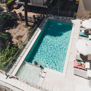 una vista sul tetto di una piscina con persone in acqua di Hotel Jesulum a Lido di Jesolo