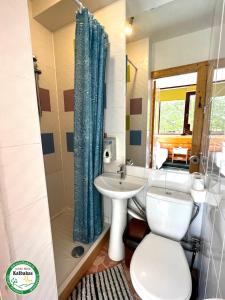 Ένα μπάνιο στο Guest House Kalbakas