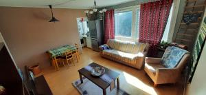 sala de estar con sofá y mesa en Furnished 2 room appartment in Vasa en Vaasa