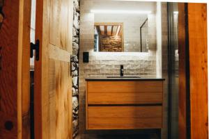 un bagno con lavandino e specchio di Le Château by Lodji a Saint-Marcel