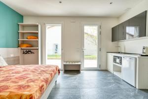 una cucina con un grande letto in una camera di Residence Diamante a Villorba