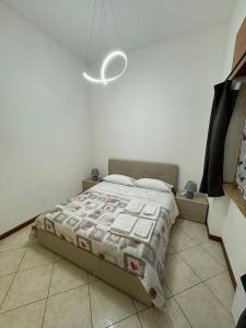 sypialnia z łóżkiem z kołdrą w obiekcie Millefonti House Lingotto w Turynie