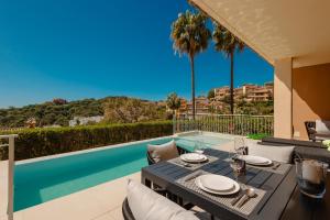 Bazén v ubytování Private heatable infinity pool with sea views in La Mairena, Marbella nebo v jeho okolí