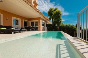 Bazén v ubytování Private heatable infinity pool with sea views in La Mairena, Marbella nebo v jeho okolí