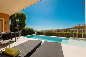 Bazén v ubytování Private heatable infinity pool with sea views in La Mairena, Marbella nebo v jeho okolí