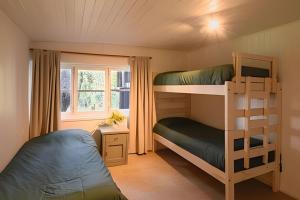 Poschodová posteľ alebo postele v izbe v ubytovaní Acogedora casa en la costa de Pelluhue