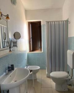 een badkamer met een wastafel en een toilet bij B&B Villa Da Antonio in Caltanissetta