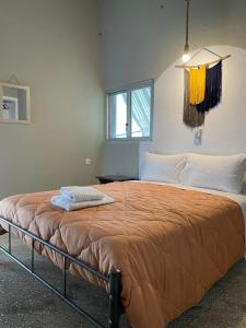 - une chambre avec un grand lit dans l'établissement Village Holidays - Chelonaria, à Chrani