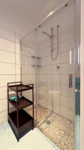 baño con ducha y puerta de cristal en Casa Prunilla, en Sarno