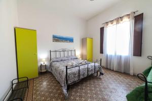 a bedroom with a bed and a window at Fardella 250 in Trapani