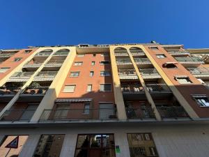 wysoki budynek apartamentowy z balkonem w obiekcie Millefonti House Lingotto w Turynie