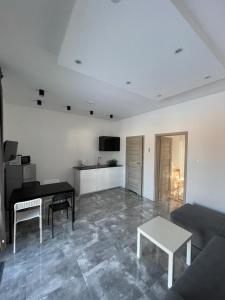 Ferienwohnung in Paprotno mit Terrasse, Garten und Grill tesisinde bir oturma alanı