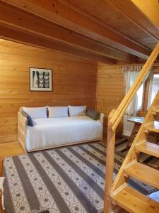ein Schlafzimmer mit einem Bett in einer Holzhütte in der Unterkunft Casa Tisaru in Lepşa
