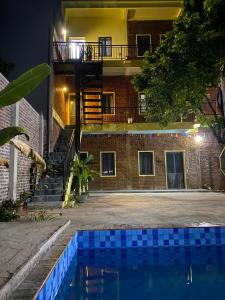 een huis met een zwembad voor een gebouw bij Hakuna Matata Mai Châu in Mai Chau