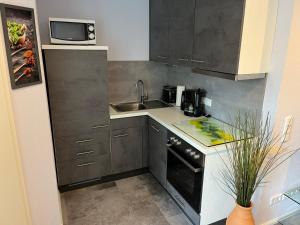 una pequeña cocina con fregadero y microondas en Kleine Auszeit, en Altenau