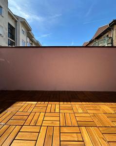 einen leeren Balkon mit Holzboden und einer Wand in der Unterkunft Apartman Lara Laktasi in Laktaši