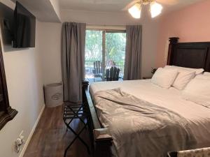 Healing Haven King Bed Suite客房内的一张或多张床位