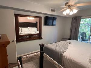 达拉斯Healing Haven King Bed Suite的卧室里有一张床，墙上有一面镜子