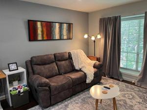 Healing Haven King Bed Suite的休息区