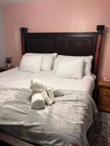Healing Haven King Bed Suite客房内的一张或多张床位