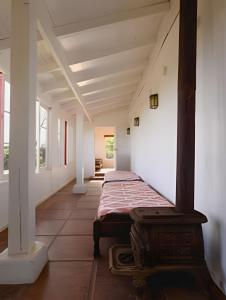 Een bed of bedden in een kamer bij Cabaña en el campo en la costa de Pelluhue