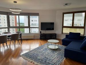 Televízia a/alebo spoločenská miestnosť v ubytovaní Arkadia The View Luxury Prime Apartment