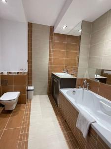Kúpeľňa v ubytovaní Arkadia The View Luxury Prime Apartment + 35 fotografií