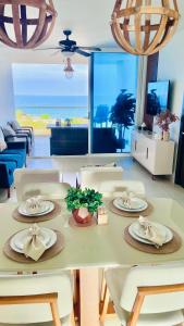 comedor con mesa y sillas en Exclusivo, Moderno y Cómodo Apto temático con hermosa Vista al Mar, en Playa Blanca