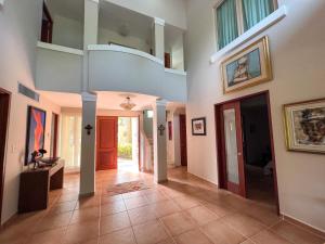 Vega AltaにあるVilla Iris 2 story ocean view villa w/ pool accessの階段のある廊下 +55枚の写真