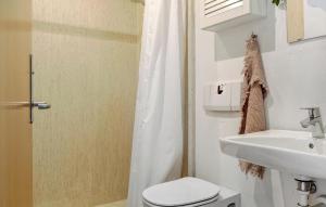 Et badeværelse på 1 Bedroom Gorgeous Home In Grsten