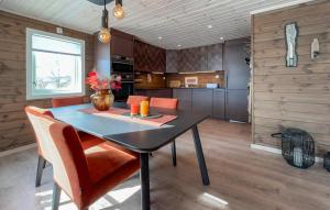 Dapur atau dapur kecil di 4 Bedroom Awesome Home In Vøringsfoss