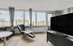 sala de estar con TV de pantalla plana y silla en Lovely Home In Vestervig With Wifi en Vestervig