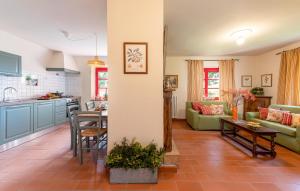 cocina y sala de estar con sofá y mesa en 2 Bedroom Lovely Home In Sassetta, en Sassetta