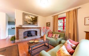 sala de estar con sofá y chimenea en 2 Bedroom Lovely Home In Sassetta, en Sassetta