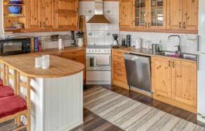 kuchnia z drewnianymi szafkami i drewnianym blatem w obiekcie Amazing Home In Uddevalla With Kitchen w mieście Uddevalla