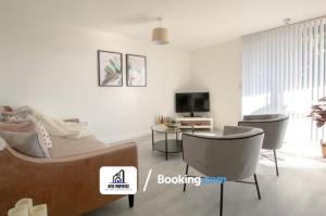 sala de estar con sofá y mesa en 2 Bed Apt City Centre By NYOS PROPERTIES Short Lets & Serviced Accommodation, en Mánchester